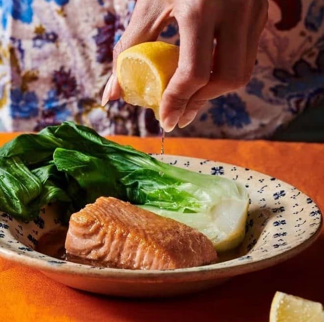 Alternative végétale rôtie, servie avec des légumes