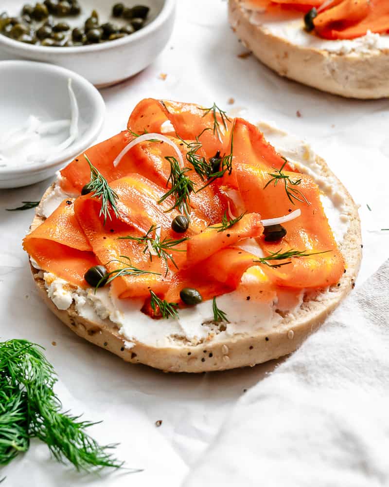 Carottes fumées sur une tartine, une alternative végétale au saumon fumé